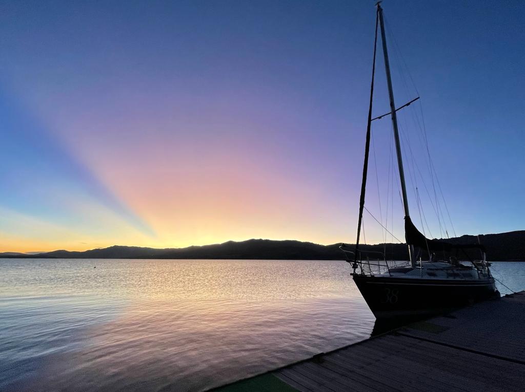 plan diferente fin de semana Bogotá — velero en el Embalse de Tominé al atardecer