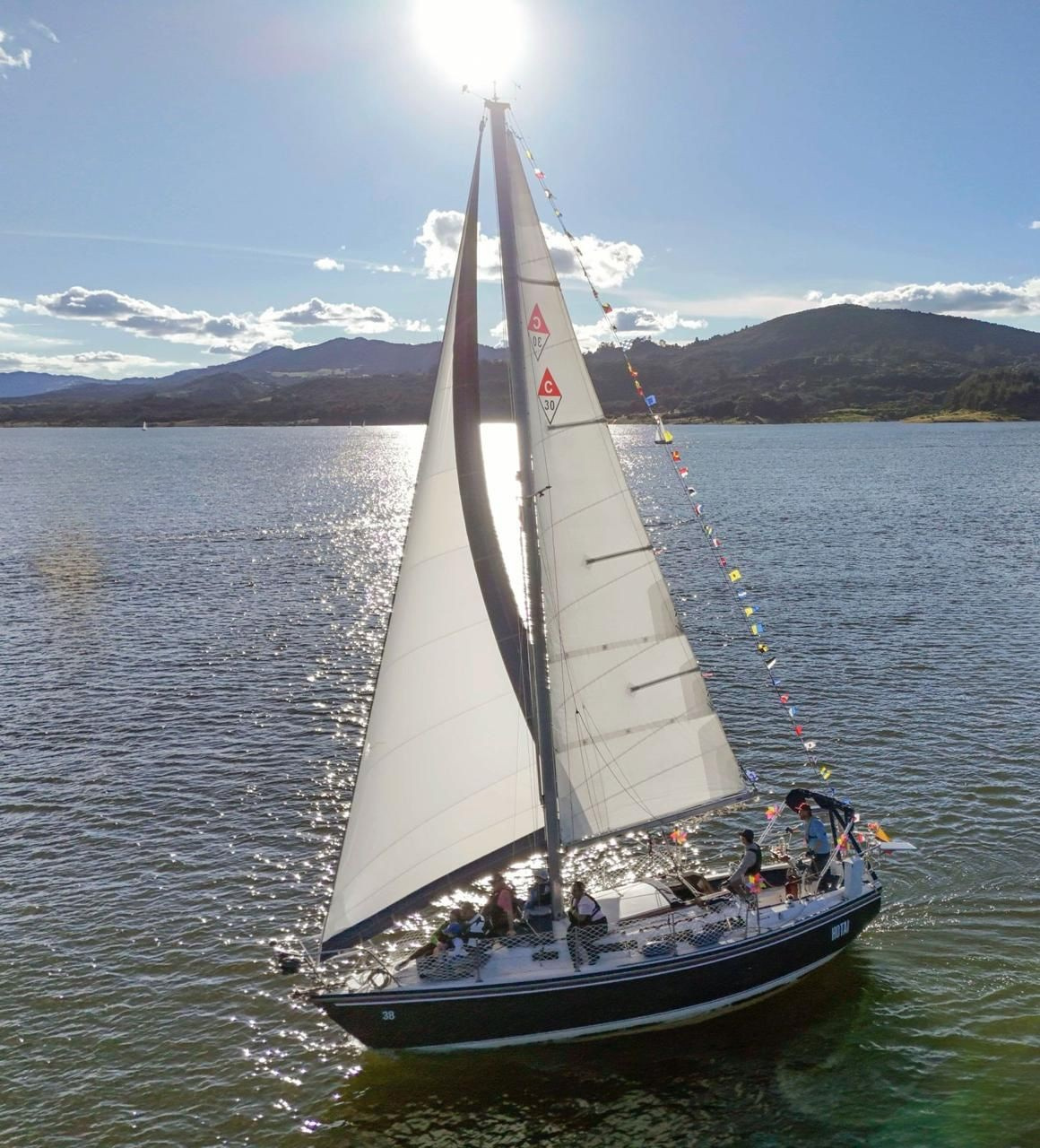 Paseo en velero cerca de Bogotá — Yate Hotai en el Embalse de Tominé