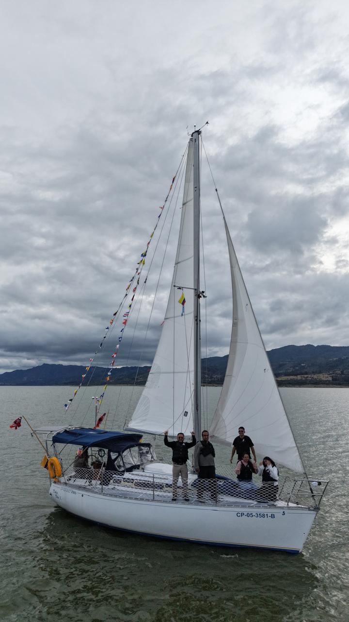 paseo en velero cerca de Bogotá - grupo navegando en Hotai Tominé