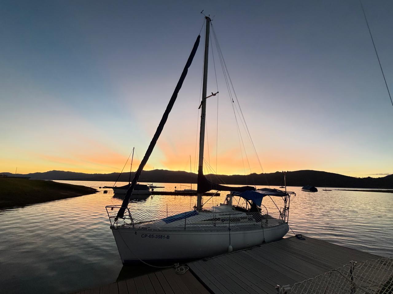 atardecer en velero Embalse de Tominé cerca de Bogotá