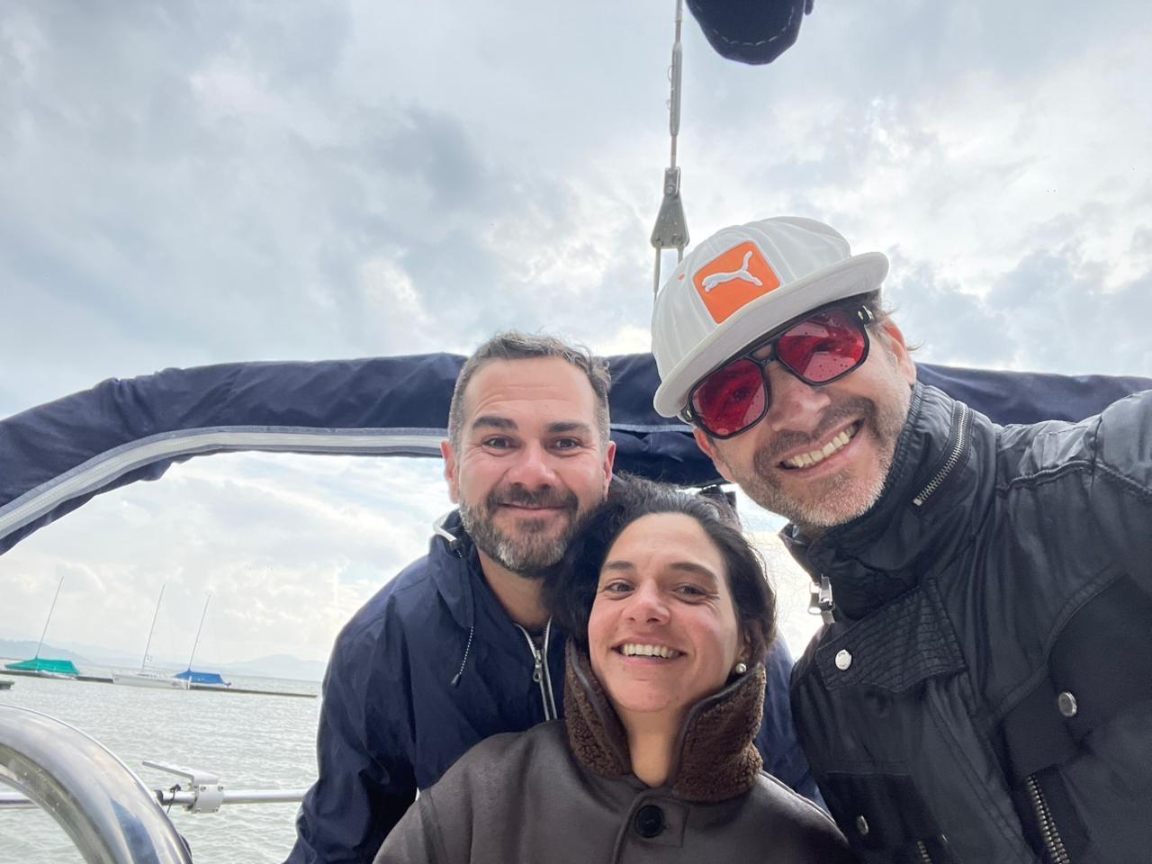 amigos en velero Hotai paseo cerca de Bogotá