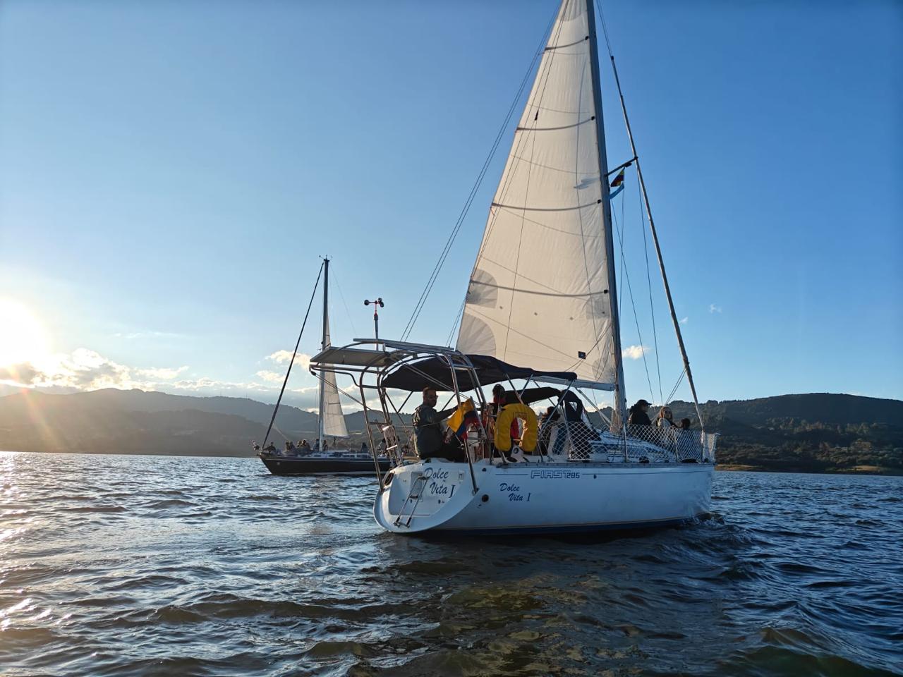 Regata corporativa team building velero cerca de Bogotá Tominé