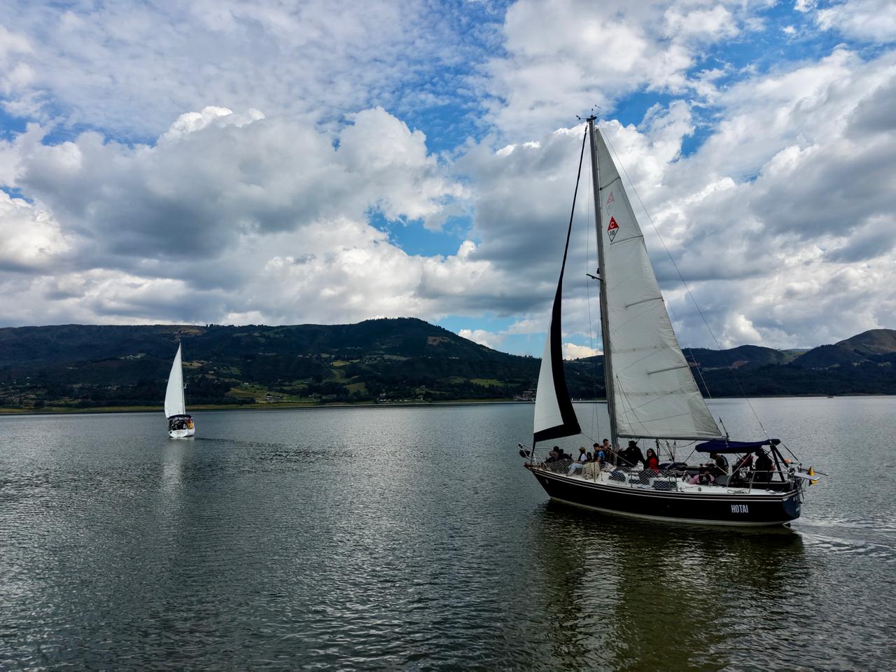Social Sailing paseo en velero cerca de Bogotá grupos pequeños