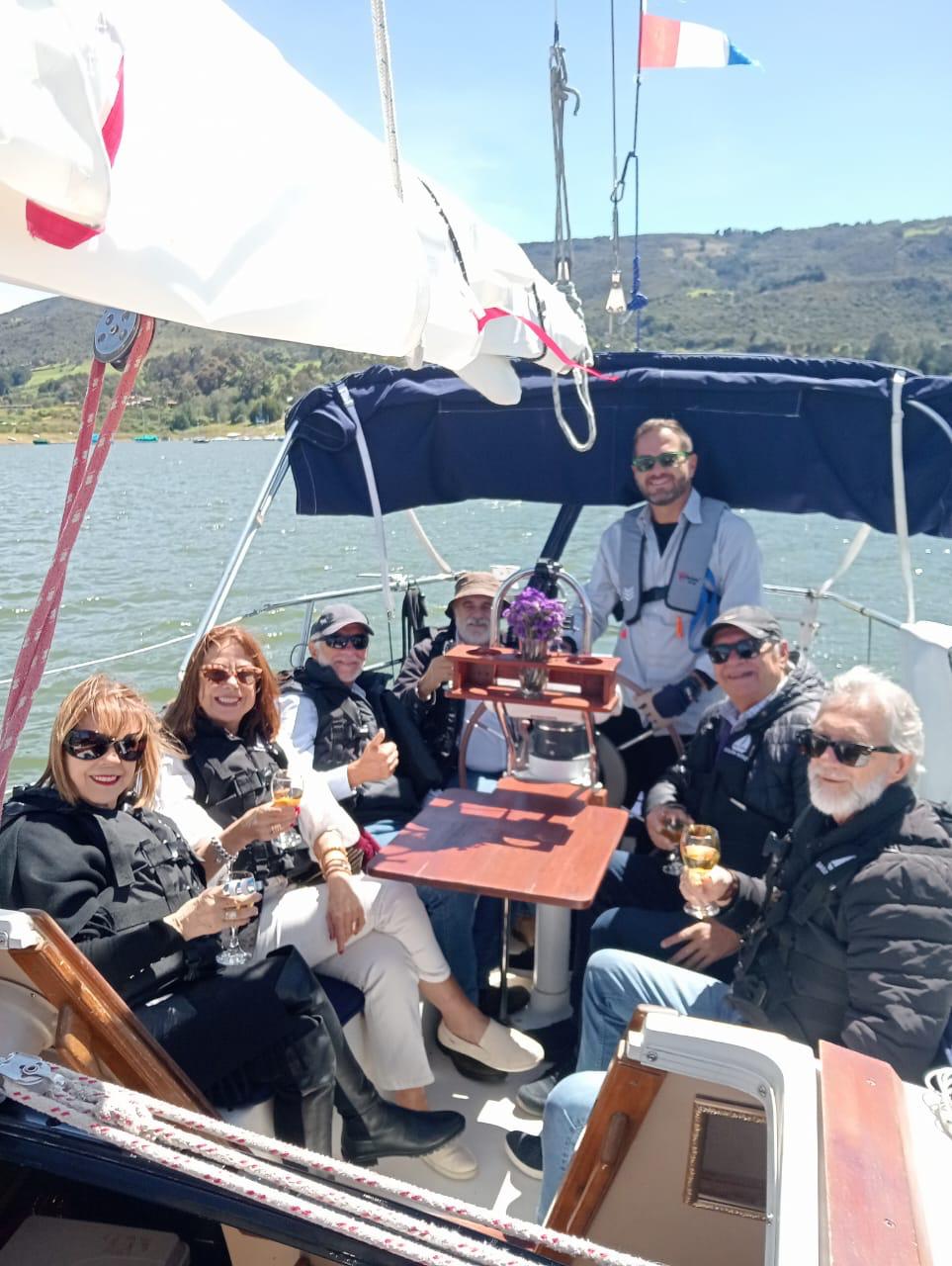 pasajeros velero embalse Tominé experiencia única cerca de Bogotá
