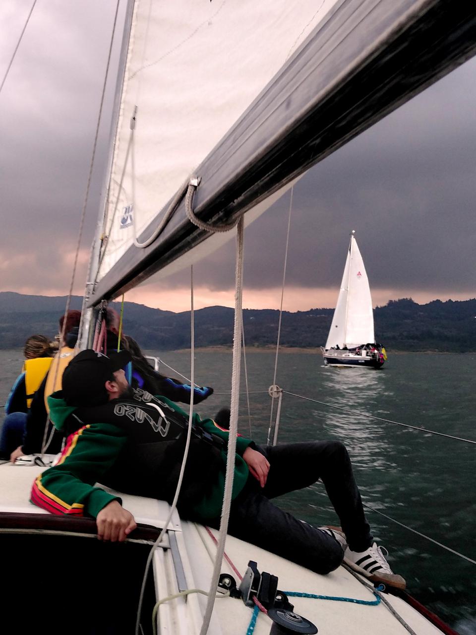 persona relajada en deck velero Tominé