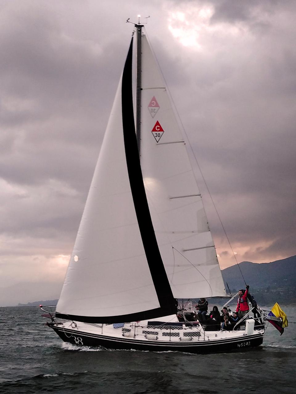 velero Hotai escorado navegando Tominé