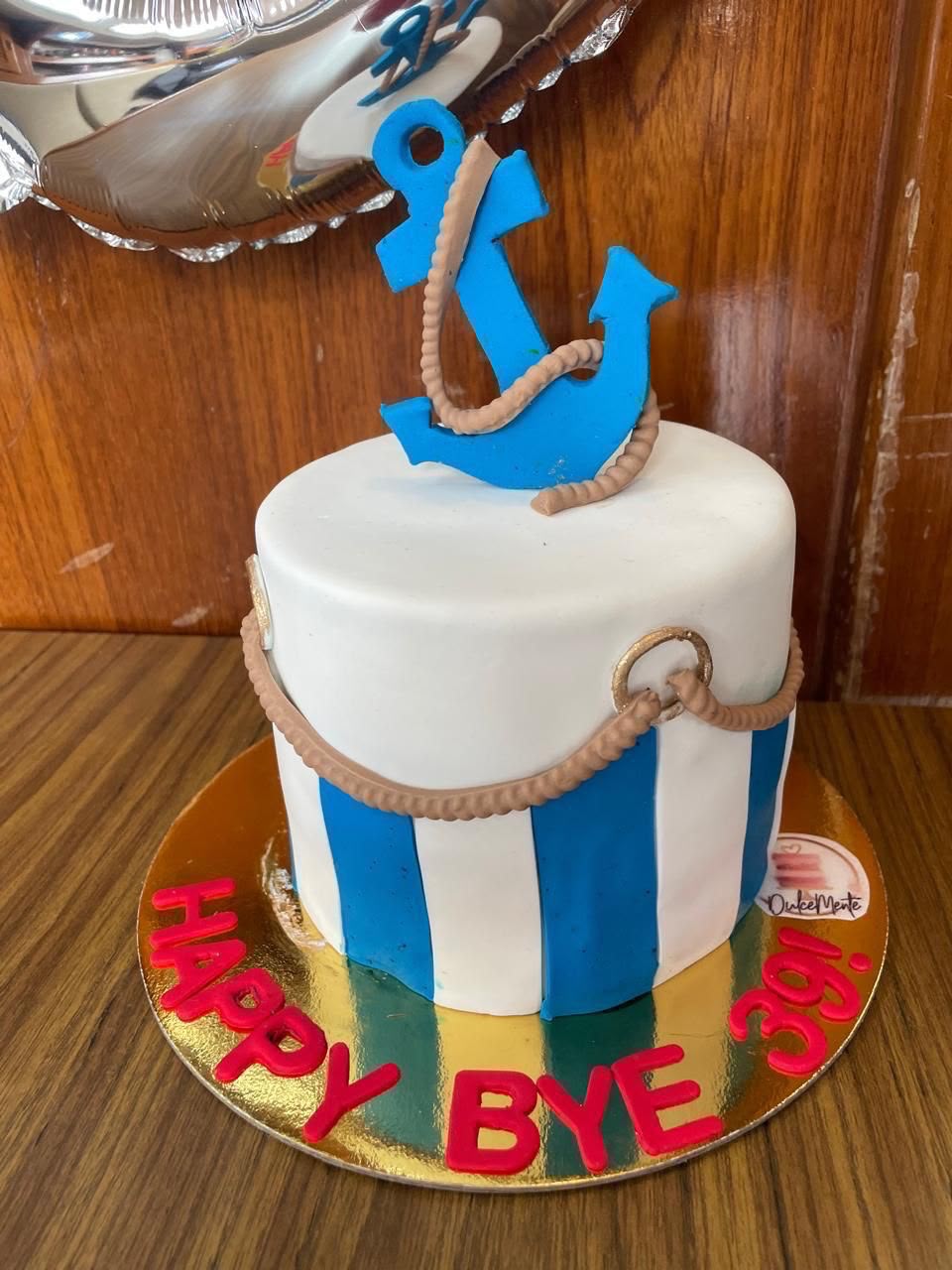 torta decorada para cumpleaños en velero Embalse de Tominé cerca de Bogotá